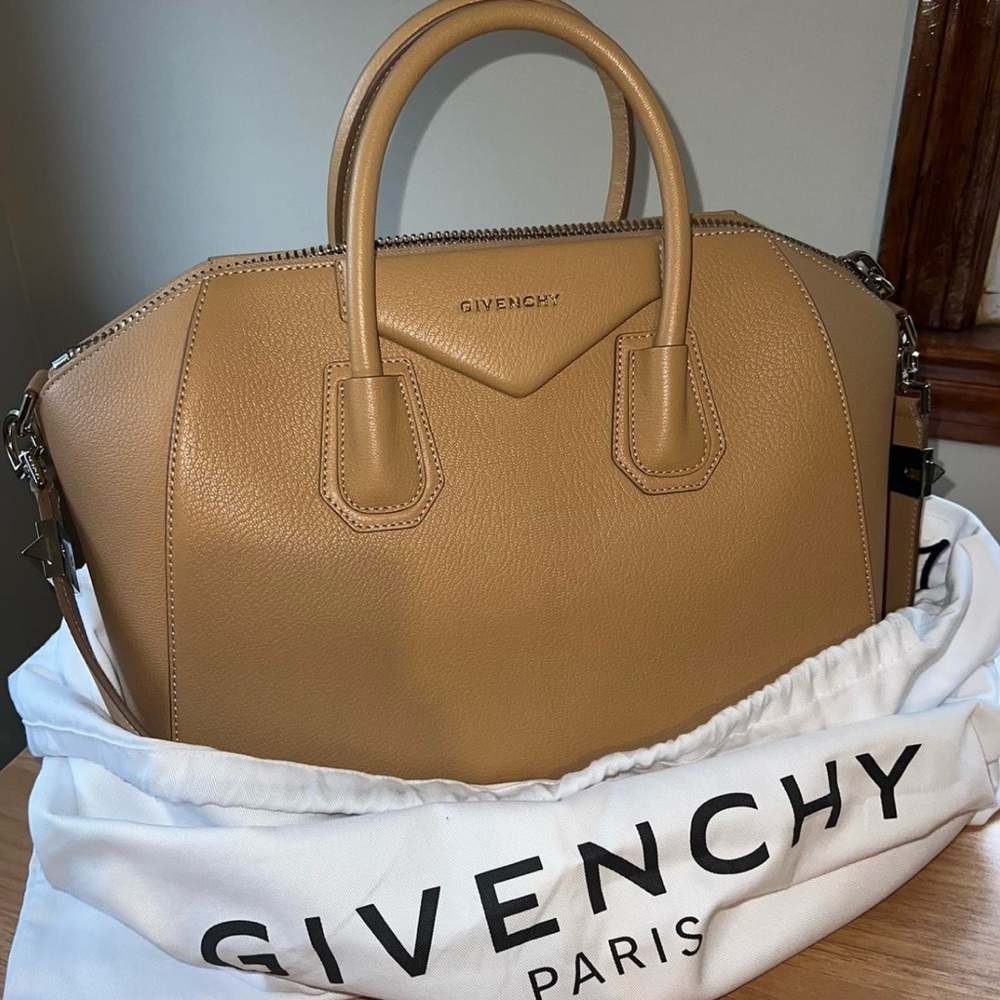 Givenchy Sugar Goatskin
Medium Antigona, light beige
